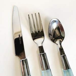 Couverts élégants à poignée en résine de style moderne rose et blanc avec couverts à tête argentée pour les maisons, les restaurants et les fêtes - Product Image 2