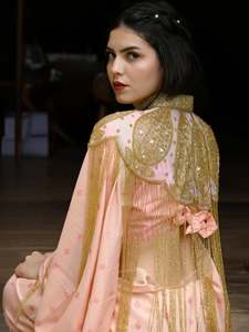 Elegante Burlesque Cape Dress Beaded Strands Lentejuelas para festivales Club Nights Straight Silhouette Logo Back Party Wear Natural - Product Image 4