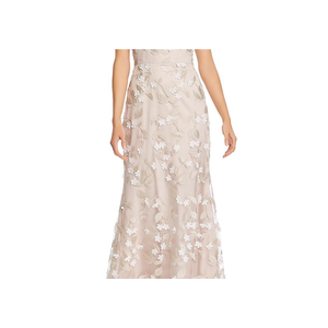 Vestido de Noche Eliza J Beige/Blanco con Apliques Florales, Cuello Redondo, Silueta Ajustada, Largo hasta el Suelo, Talla XL - Product Image 3