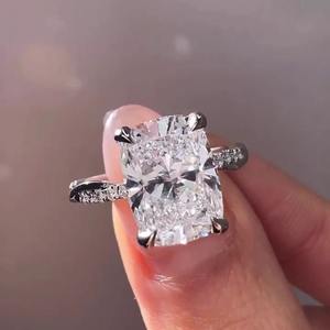 Bague de fiançailles en diamant de laboratoire taillé coussin 3,30 carats avec bande torsadée, certifiée IGI D-E-F VVSVS - Product Image 1