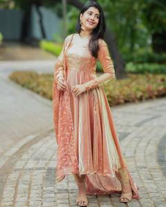 Belle robe Anarkali en soie avec robe longue pakistanaise Salwar Kameez Dupatta pour les fonctions de mariage. - Product Image 2