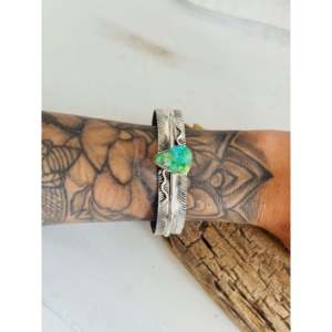 Brazalete de Plata de Ley con Pluma y Turquesa de la Montaña Sonora de Koby Martinez, Accesorio de Moda - Product Image 2