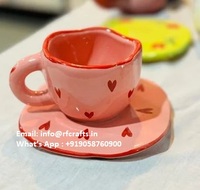 Tasse en céramique artisanale de style nordique avec logo personnalisé et couvercle, idéale pour l'emballage de cadeaux
