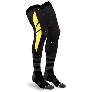 Chaussettes de sport antidérapantes avec logo personnalisé, longues, de différentes couleurs et entièrement personnalisées - Product Image 3