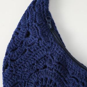 Sac bandoulière en crochet fait main personnalisable bleu marine en forme de croissant pour femme, idéal pour un usage quotidien - Vente chaude en gros - Product Image 3