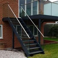 Escalier droit à poutre simple en acier au carbone DB Outdoor Design avec marches en acier à plaques diamantées et garde-corps en acier inoxydable