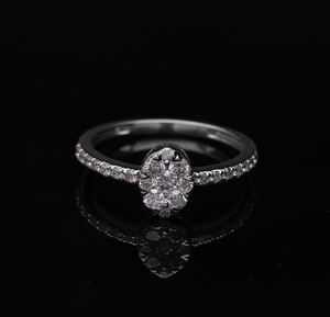 แหวนเพชรธรรมชาติสีขาว14K ที่สวยงามพร้อมห่วงตรงกลางทรงรีและสายประดับเพชรเพื่อความสวยงามและมีเสน่ห์เหนือกาลเวลา - Product Image 1