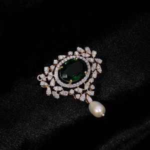 Lujoso colgante de perlas y diamantes de oro de 14kt con piedra en tonos Esmeralda Encantos de moda de estilo clásico para fiestas o bodas - Product Image 2