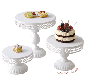 Présentoir à gâteaux de luxe pour mariages et anniversaires avec piédestal blanc et bords en treillis - Product Image 1