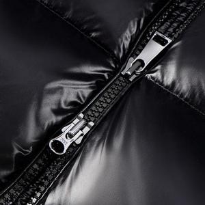 Chaqueta acolchada de lona con capucha y logotipo personalizado para hombre, acolchada de invierno con cierre de cremallera, servicio OEM disponible, colocación frontal del logotipo - Product Image 5