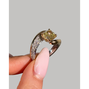 Bague de fiançailles avec halo de diamants fantaisie taille coussin jaune clair de 2,06 ct et diamants blancs taille coussin VS1 de 1,57 ct - Product Image 3