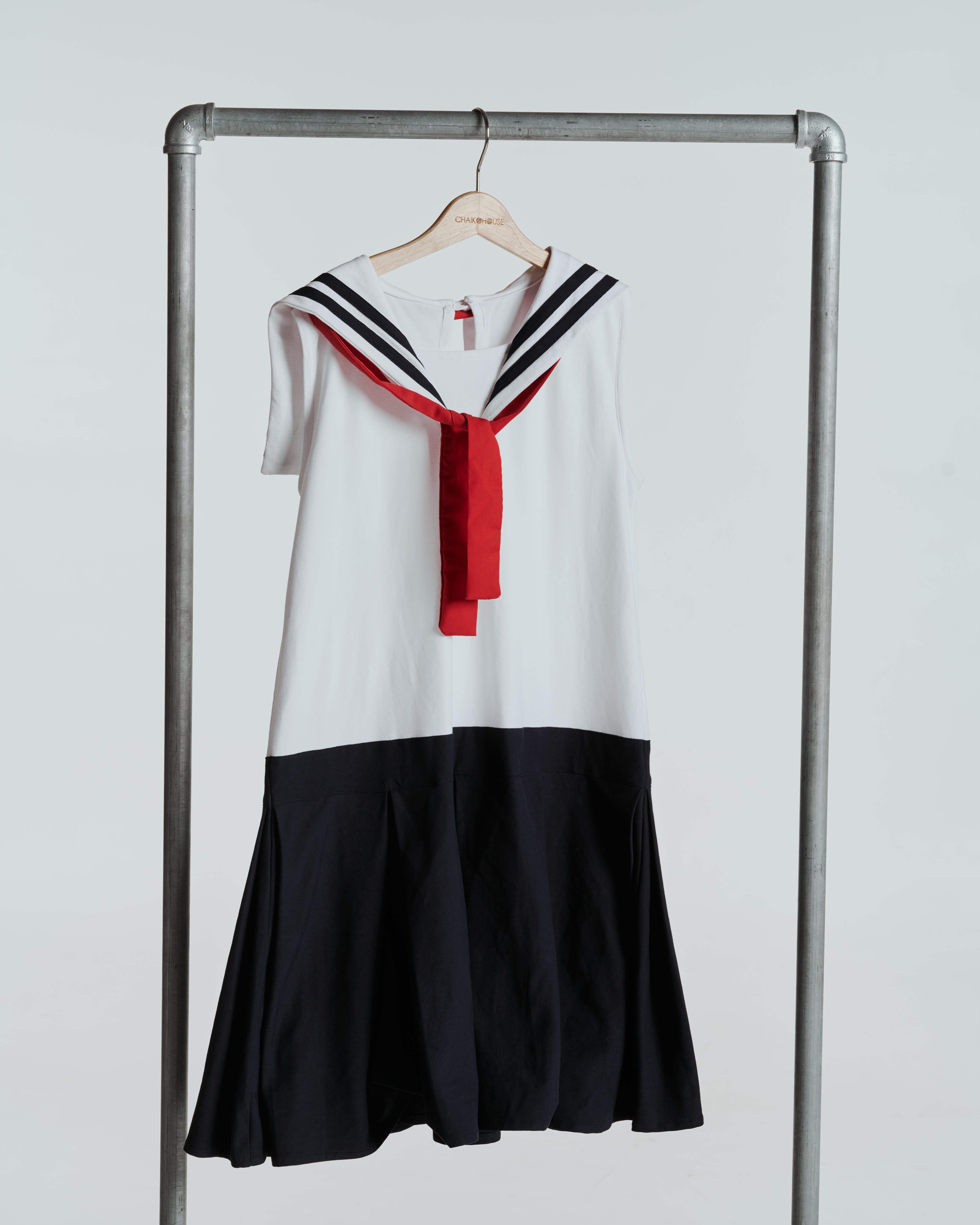 สีขาว-น้ำเงิน