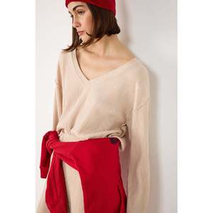 Top Corto Casual de Canalé con Cuello en V y Logotipo Frontal - Product Image 1