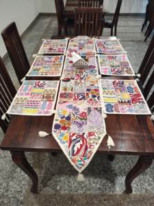 Exclusivo camino de mesa estilo vintage Banjara, hecho a mano, con 6 tapetes, juego de camino de mesa de retazos bordado - Product Image 4