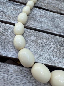 Collier en résine, accessoire de bijouterie audacieux et accrocheur pour les amateurs de mode moderne, haute qualité - Product Image 2