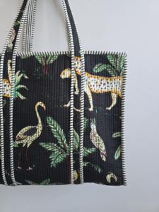 Sac fourre-tout fait à la main en coton matelassé imprimé à rayures de tigre pour femmes avec fermeture éclair - Product Image 3