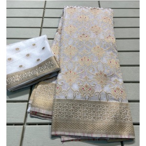 Precioso Sari indio con intrincado trabajo hecho a mano y tela de primera calidad perfecta para bodas y eventos festivos a los mejores precios - Product Image 1