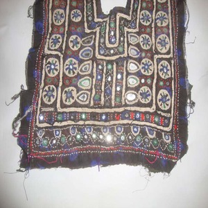 Blusa Baloch Vintage Tribal Banjara con Bordado en el Cuello, Apliques con Espejos, Parches Hechos a Mano, Patrón Floral, Manga Corta - Product Image 3