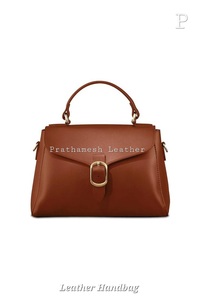 Bolso de cuero de viaje bohemio, espíritu libre, acabado desgastado, detalles naturales, texturas cálidas, tendencias informales de sensación artesanal de lujo - Product Image 3