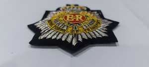 Étiquettes de vêtement élégantes et durables en polyester, patchs d'emblèmes britanniques brodés à la main avec des badges Wok en fil métallique tissé - Product Image 4