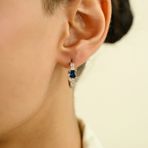 Pendientes de Aro de Oro Blanco K14 con Zafiro Azul en Forma de Cojín de 5x5 mm y Diamantes, Joyería de Moda para Bodas, Fabricante de Joyería al por Mayor - Product Image 2