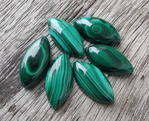 Venta al por mayor, gemas con parte posterior plana de malaquita Natural Certificada por IGI, cabujón en forma de marquesa en color verde, tamaños calibrados, piedras preciosas sueltas - Product Image 2