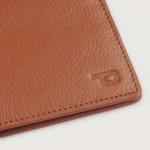 Portefeuille de voyage fin en cuir véritable fait main avec fermeture ouverte et protection RFID - Product Image 6