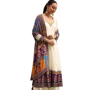 Ensemble de costumes Kurta en crêpe brodé blanc, vente en gros de vêtements ethniques pour femmes, fournisseur de vêtements OEM, tenue de fête et de mariage personnalisée - Product Image 3