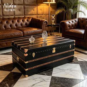Table basse <span class=keywords><strong>coffre</strong></span> de rangement de luxe vintage en <span class=keywords><strong>cuir</strong></span> noir avec lattes en bois, quincaillerie dorée et tiroirs latéraux pour bar à domicile - Product Image 4