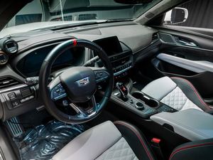 Cadillac CT4-V Blackwing Turbo 2022, Volante a la Izquierda, Interior Claro, Tracción Trasera, con Poco Kilometraje, Precio en Existencia, Listo para Envío - Product Image 5