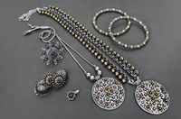 Ensemble de collier double ton de qualité supérieure avec pendentif chaîne assorti, Jhumkas, bague, nez et bracelets parfaits pour les festivals