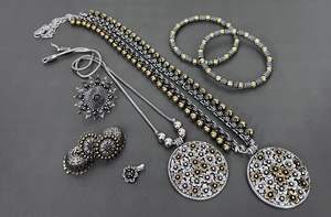 Ensemble de collier double ton de qualité supérieure avec pendentif chaîne assorti, Jhumkas, bague, nez et bracelets parfaits pour les festivals - Product Image 2