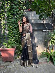 Look élégant de vêtements de mariage de marque Saree en organza et soie tissée avec chemisier et fabricant de travaux de broderie d'Inde - Product Image 5