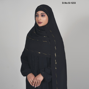 Hijab en mousseline de soie de qualité supérieure avec des détails de lignes métalliques subtiles et un design fluide et drapé pour un style élégant et modeste - Product Image 4