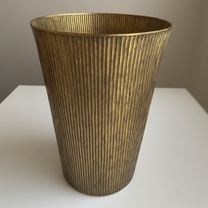 Poubelle décorative en laiton avec revêtement noir raffiné conçue pour les maisons élégantes et l'affichage intérieur contemporain. - Product Image 3