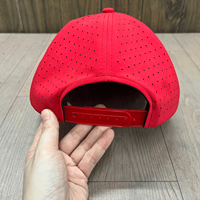 Bordado personalizado 7 Panel de ala plana rojo poliéster impermeable Gorras Laser Cut Hole Snapback Gorras Sombreros con logotipo personalizado