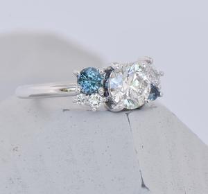 Bague de fiançailles en diamant de laboratoire taille ronde, avec grappe de saphirs, bague de mariage 1,75 carats total, diamant de laboratoire taille ronde, bague de mariée, cadeau - Product Image 2