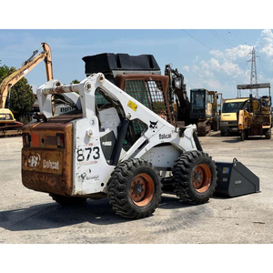 Skid Steer de qualité professionnelle pour les chantiers avec une charge de basculement élevée, un moteur à faibles émissions et un cadre compact - Product Image 3