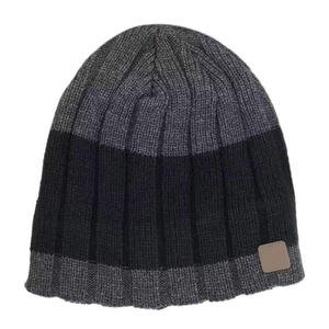 Bonnet en tricot bicolore gris anthracite et noir pour homme et femme, doux et extensible, avec petit patch en cuir avec logo, idéal pour l'hiver - Product Image 1