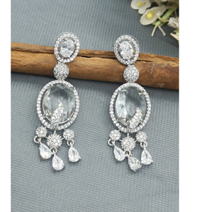 Boucles d'oreilles de bijoux de mariage artisanales exquises avec travail en cristal pour tenue de mariée et de fête d'Inde - Product Image 3