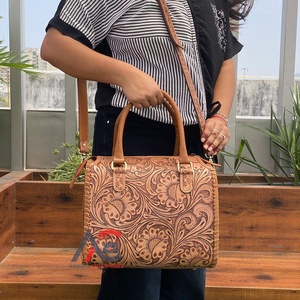 กระเป๋าเดินทางใบเล็กสไตล์วินเทจสำหรับนักธุรกิจหนังแท้ลายดอกไม้หนังแท้สไตล์หรูหรา - Product Image 1