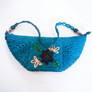 Bolso de pecho de rafia hecho a mano para mujer, estilo bohemio con bordado floral, correa para el hombro, cierre abierto, para todas las estaciones, color azul. - Product Image 3