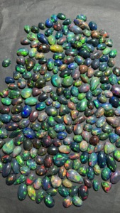 Opale noire éthiopienne authentique, cabochon, brillante, opale noire de Welo, pierre d'opale noire ovale, pierre précieuse d'opale noire à prix de gros - Product Image 2