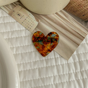 Pinza de Pelo Coreana Retro con Corazón de Acetato Hecha a Mano para Mujer, Elegante y Versátil, Tipo Pico de Pato - Product Image 6