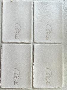 ที่ใส่หนังสือคำปฏิญาณขอบพิมพ์ลายฟอยล์สีทองสั่งทำได้พร้อมริบบิ้นผ้าไหมรีไซเคิลเหมาะสำหรับขายโดยนักวางแผนงานแต่งงาน - Product Image 6