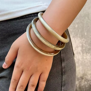 Nueva y elegante pulsera de cuerno de búfalo para mujer, pulsera de cuerno a la moda para uso en fiesta de boda disponible al precio más bajo - Product Image 1