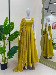 Hermoso Salwar Kameez Moderno de Diseñador en Tela de Seda Romana Pesada con Encaje Interior y Dupatta para Fiestas y Bodas - Product Image 2