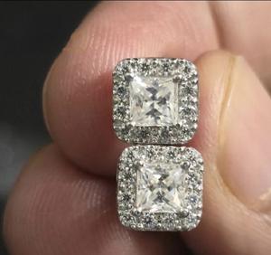 Elegantes pendientes de diamantes en oro blanco con artesanía atemporal y un diseño sofisticado brillante de la India - Product Image 2