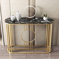 Table console moderne de luxe en métal finition dorée avec plateau noir pour la maison ou le salon d'hôtel