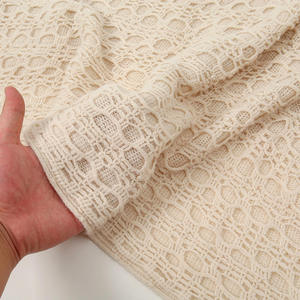 LRTOU 2025 – Nouvelle Collection : Cape Tendance Femme Couleur Unie avec Franges Sculptées – Écharpe Multifonction Polyvalente en Polyester Style Traditionnel - Product Image 5